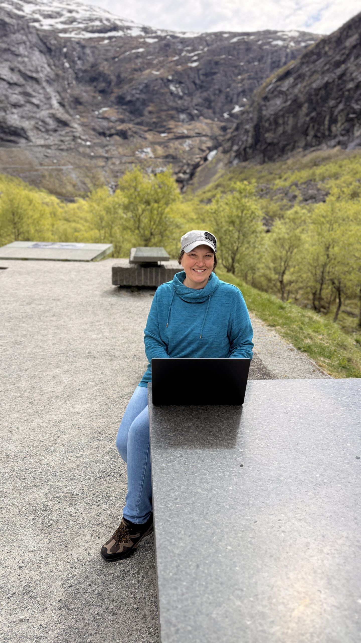 Peggy Brüning – Website & Branding Spezialistin arbeitet am Laptop
